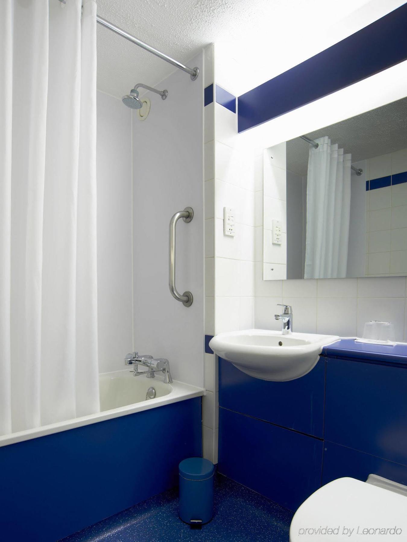 Travelodge Bath Waterside Buitenkant foto